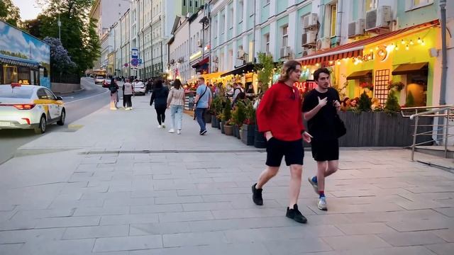 Московский вечер: Люди, машины и магия улиц 🌃🚗🎶