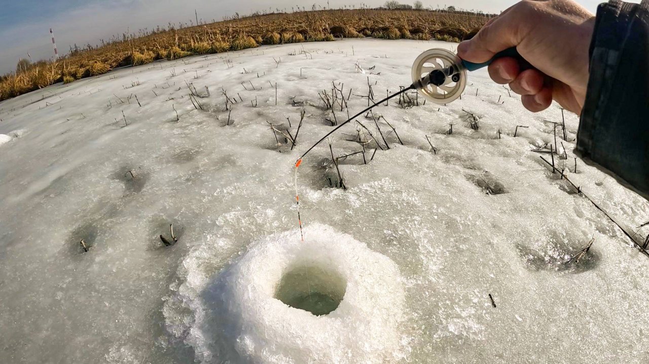 ЗАБУРИЛСЯ В ТРАВУ, ТОЛЬКО СЕЛ и кивок ПОДНЯЛО! ПОСЛЕДНИЙ ЛЁД, Рыбалка в 2025