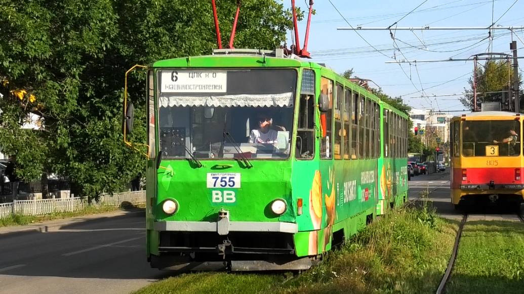 Трамвай Екатеринбурга Tatra T6B5SU СМЕ №755/754 следует по маршруту 6 по улице Луначарского