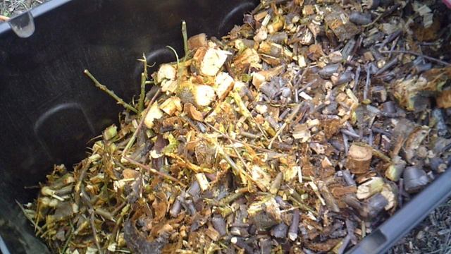 Садовый измельчитель ЗУБР-ЗИЭ-44-2800: извлечение мульчи (измельчённых веток)