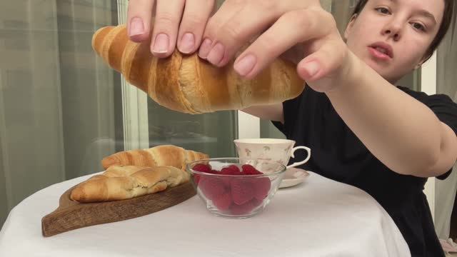 СРМ-323_Сотникова М._Le petit dejeuner sur un balcon parisien