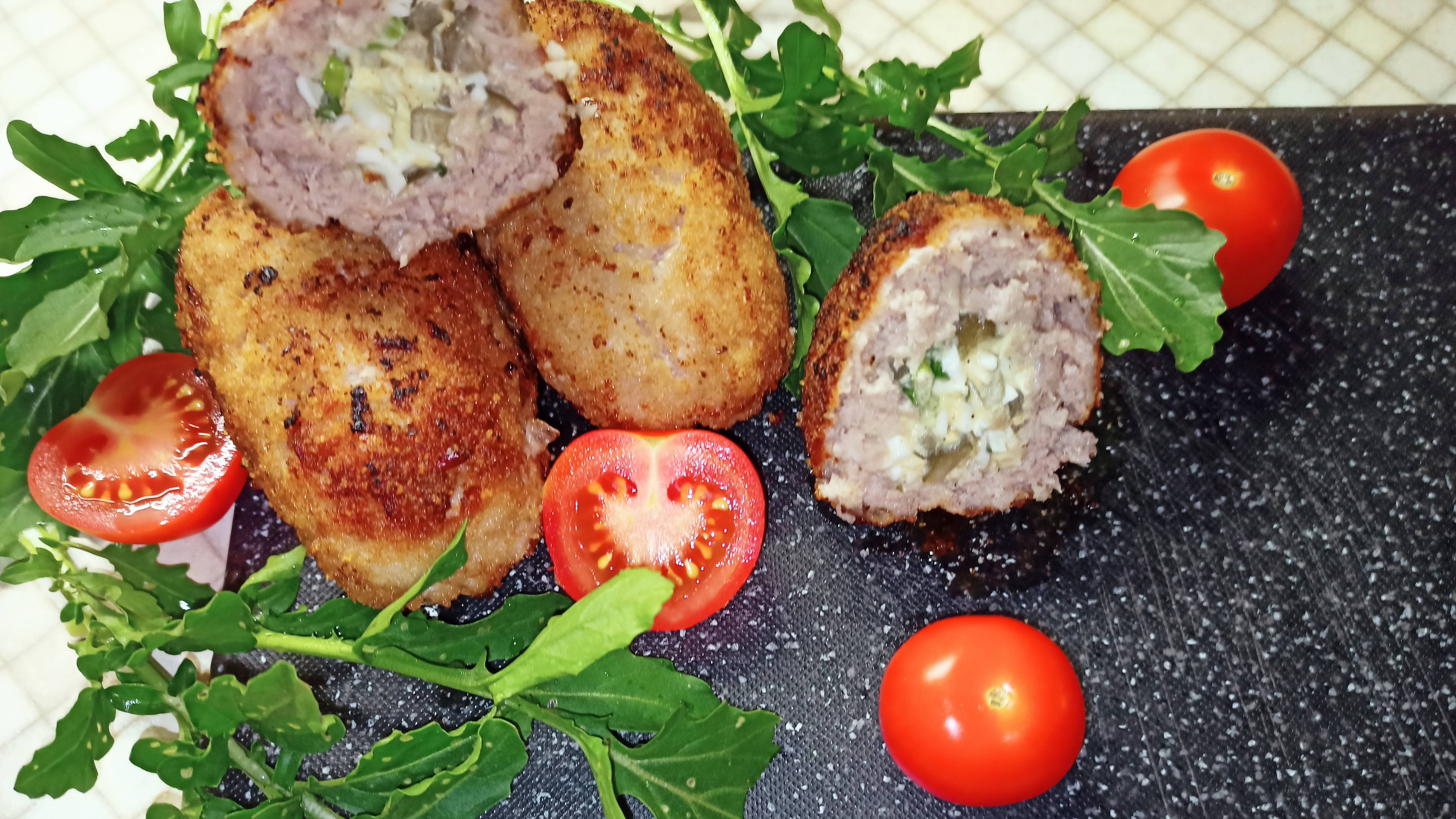 Мясные Зразы с яйцом и соленым огурцом!