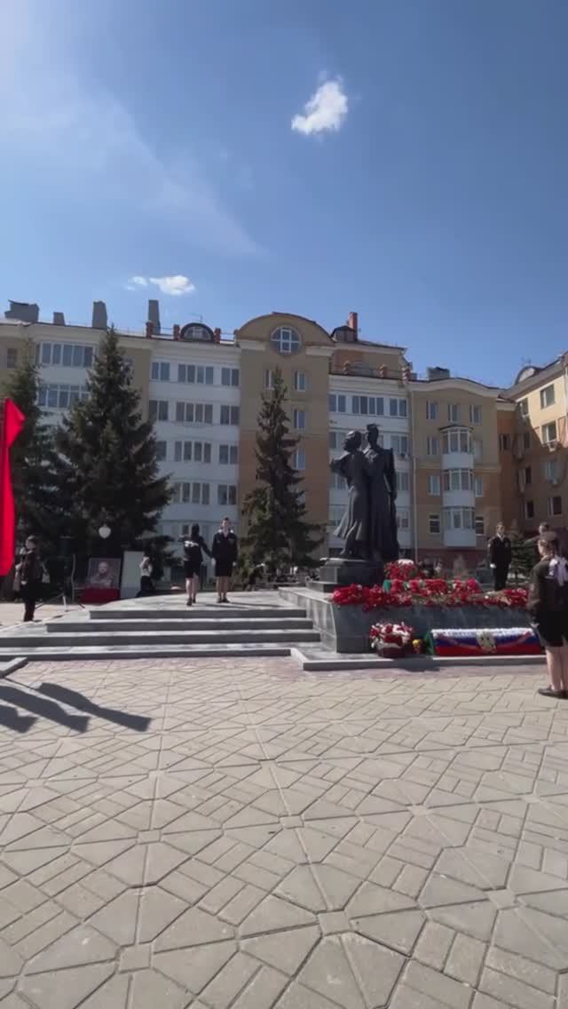 Памятник учащимся школ Тюмени, не вернувшимся с войны ("Прощание") на арабском языке