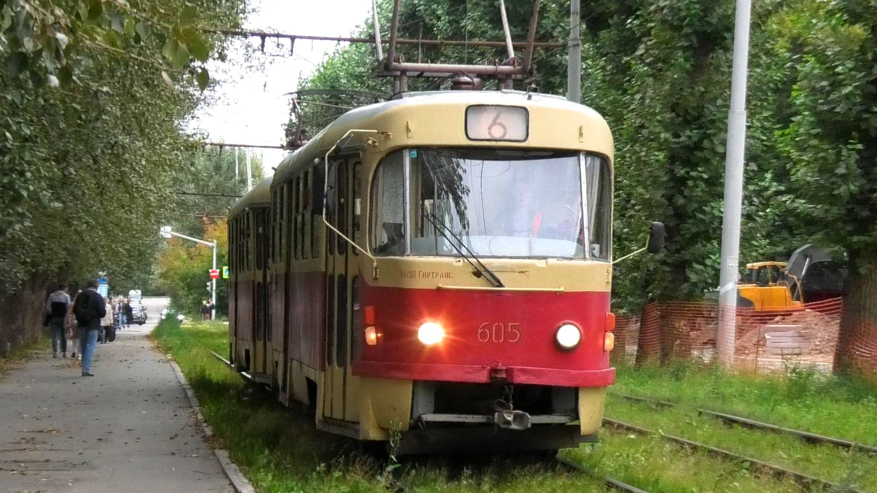 Трамвай Екатеринбурга Tatra T3SU СМЕ №605/606 следует по маршруту №6 по улице Мичурина