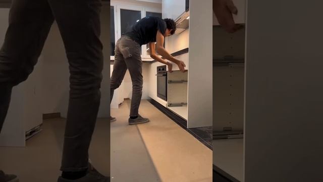 крутая сборка модульной кухонной мебели