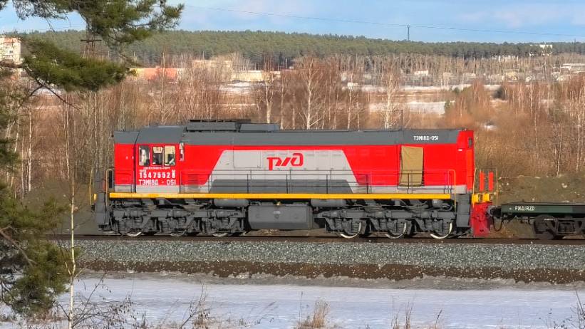 ТЭМ18Д-051 производит маневры с составом из платформ