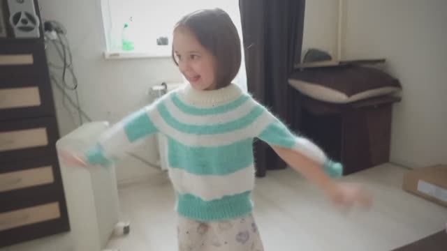 Последний день в Питере. Связала джемпер внучке.