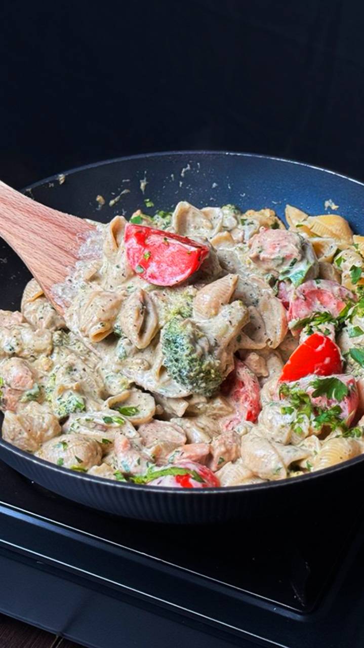 Просто и вкусно: паста с курицей, песто и брокколи