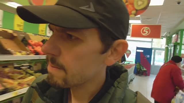 МИНИ ВЛОГ МОСКОВСКИЙ ОБЖОРА ПРИЕХАЛ ЗА МАРИНОВАННЫМИ ОГУРЧИКАМИ В МАГНИТ А ОКАЗАЛСЯ В ПЯТЕРОЧКЕ