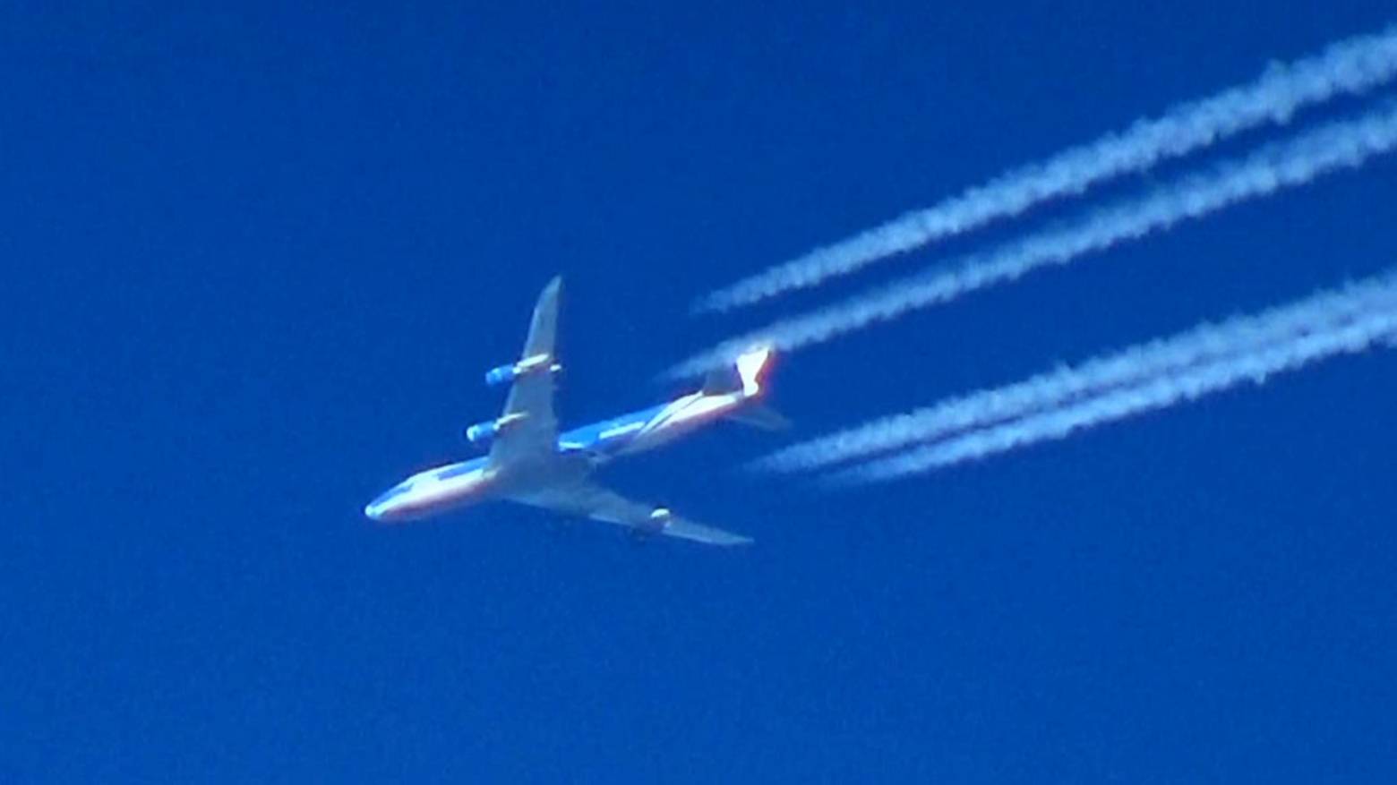 Красиво раскрашенный  Boeing-747 в чистом небе