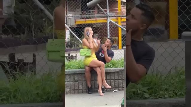 Приседаем на коленки к незнакомцу. Веселый пранк