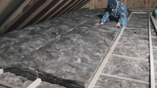 Утепление чердака дома, много утеплителя в перекрытие, замена дверей, стройка дома своими руками