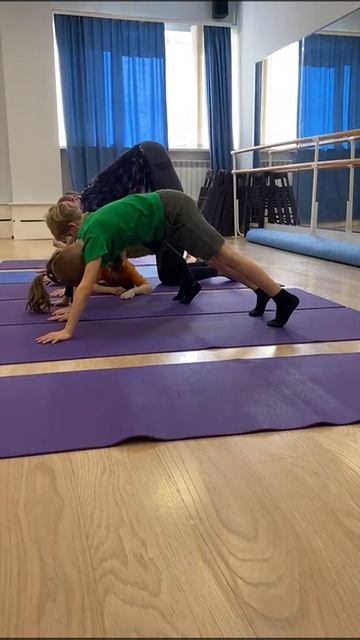 На занятиях с детьми. Прямая спина. Март 2025