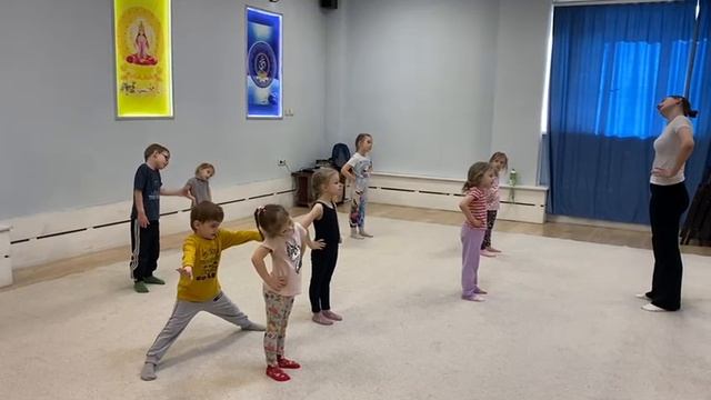 На занятиях по акробатике в марте 2025 Разминка у малышей