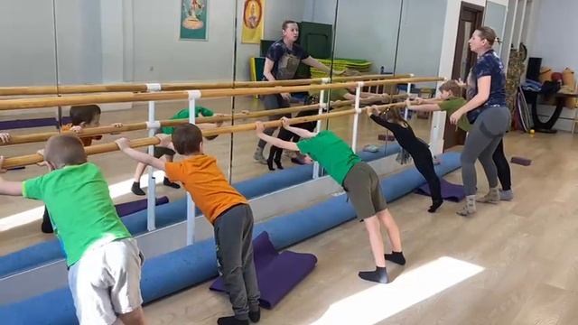 На занятиях с детьми. Прямая спина. Упражнение у станка