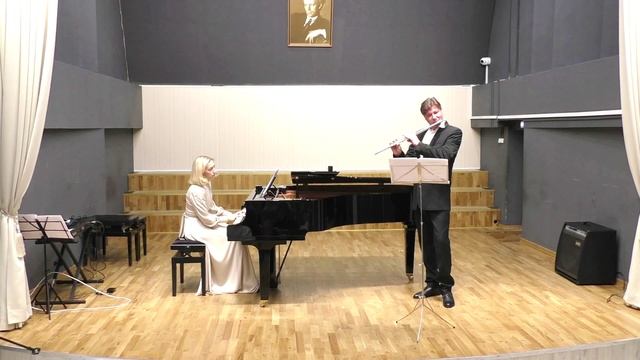 Г. Манчини Тема Мегги 
из к/ф "Поющие в терновнике",
Полька "Торт в лицо"