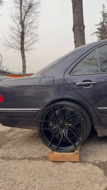 Mercedes E class на примерке дисков в 19-ом диаметре