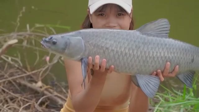 Девушка ловит рыбу на крючок #fishing