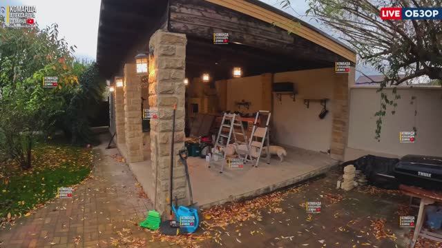 Колонны облицованные рваным камнем под безрамное остекление