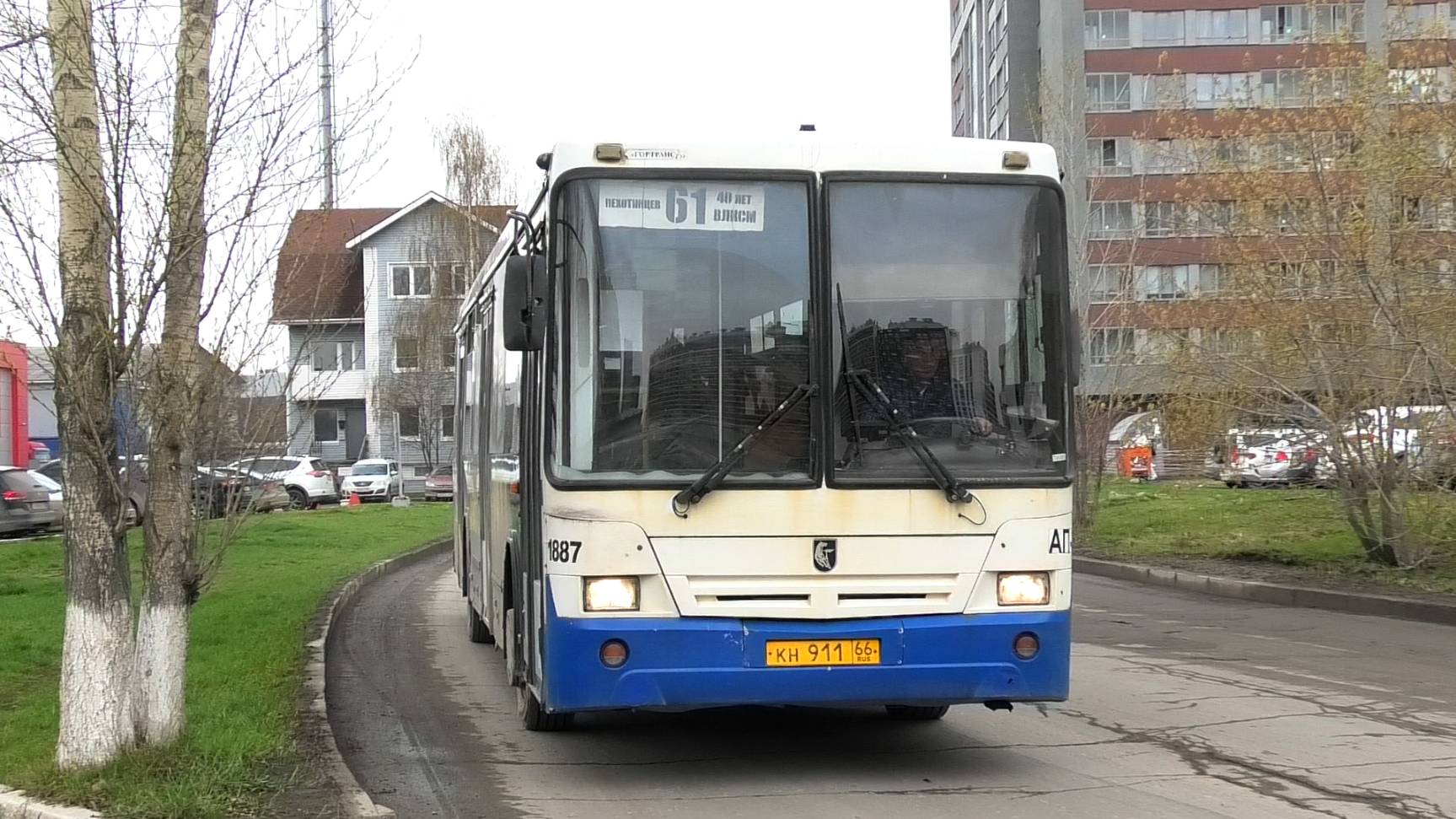 Автобус НефАЗ-5299-20-32 борт. №1887 маршрут №61 на улице 40-летия Комсомола