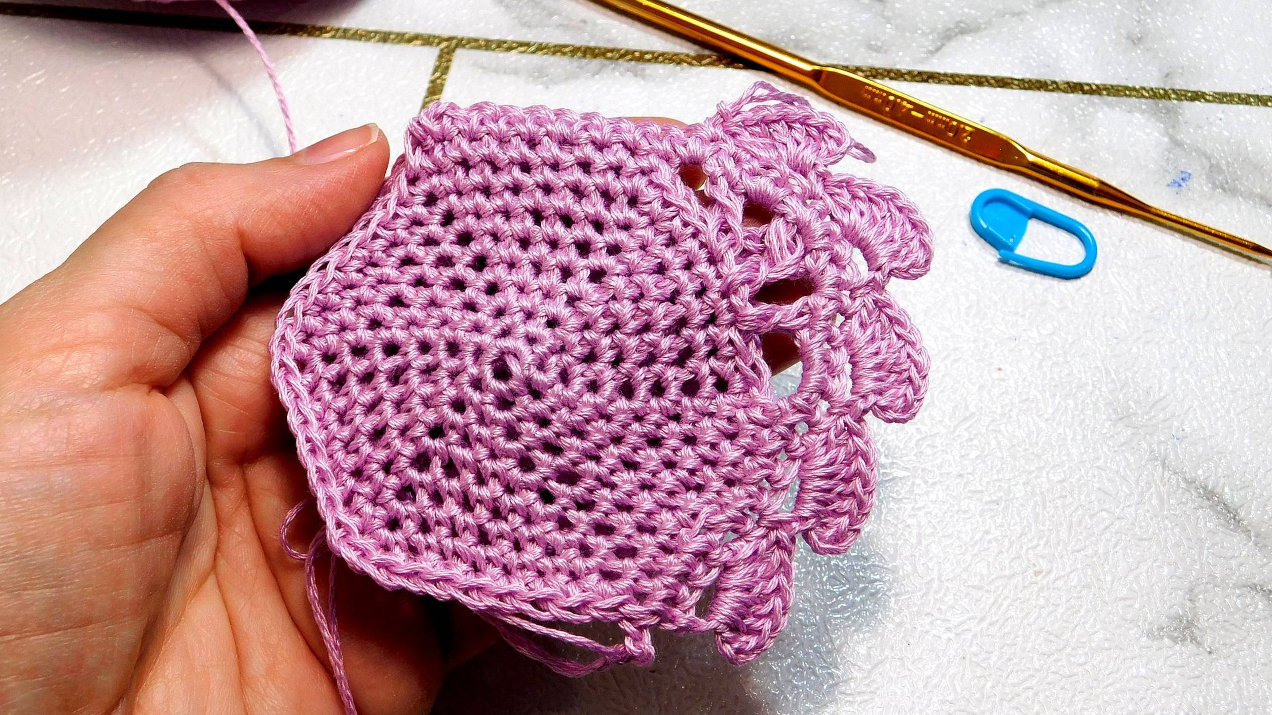 ОБВЯЗКА-КАЙМА ГРЕБЕШКИ // НА ПРИМЕРЕ НАВОЛОЧКИ, НО ПОДОЙДЕТ ДЛЯ ЛЮБОГО ИЗДЕЛИЯ КРЮЧКОМ 🌼🧶💖