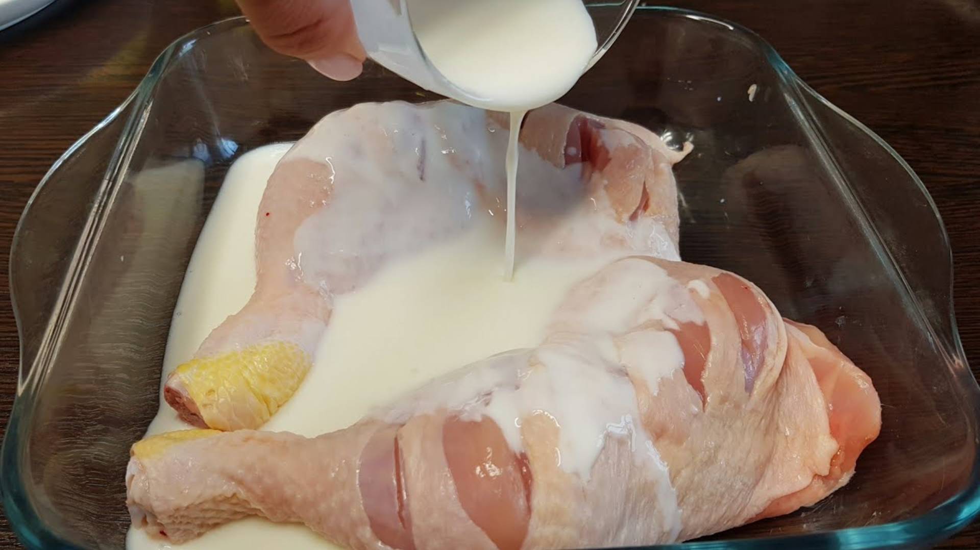 Просто возьмите побольше КЕФИРА.Теперь курицу готовлю только так!