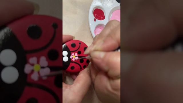 Украшения для кашпо. Милые божьи коровки поднимут вам настроение.