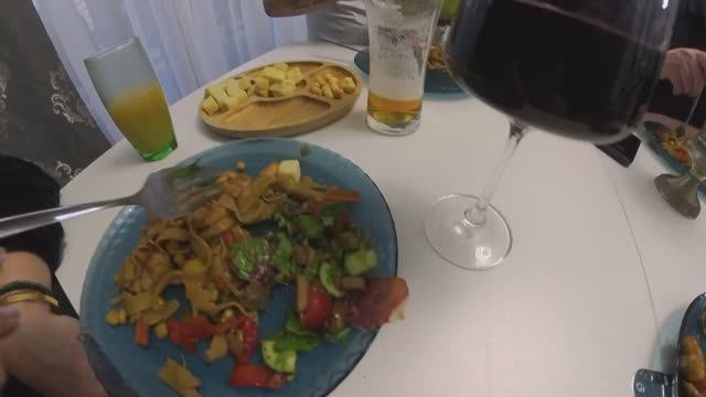 Готовим вок с креветками и салат с морепродуктами.