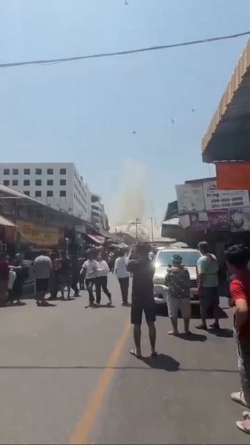 Рухнул дом, землетрясение в Таиланде.