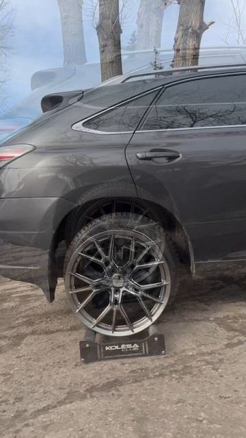 Lexus RX350 на примерке дисков в 20-ом диаметре