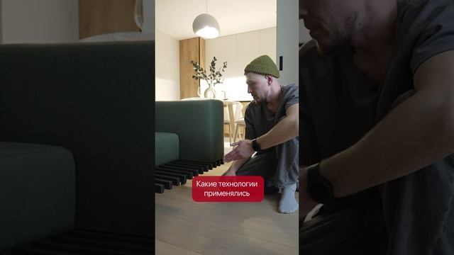 Красивый зеленый диван на металлическом основании