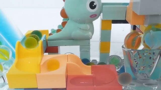 Эксперименты для детей! Несколько водяных горок для мячиков!!Очень популярная игра с мячом и водосто