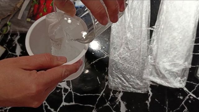 Замачиваю семена перца в самокрутке . 2025