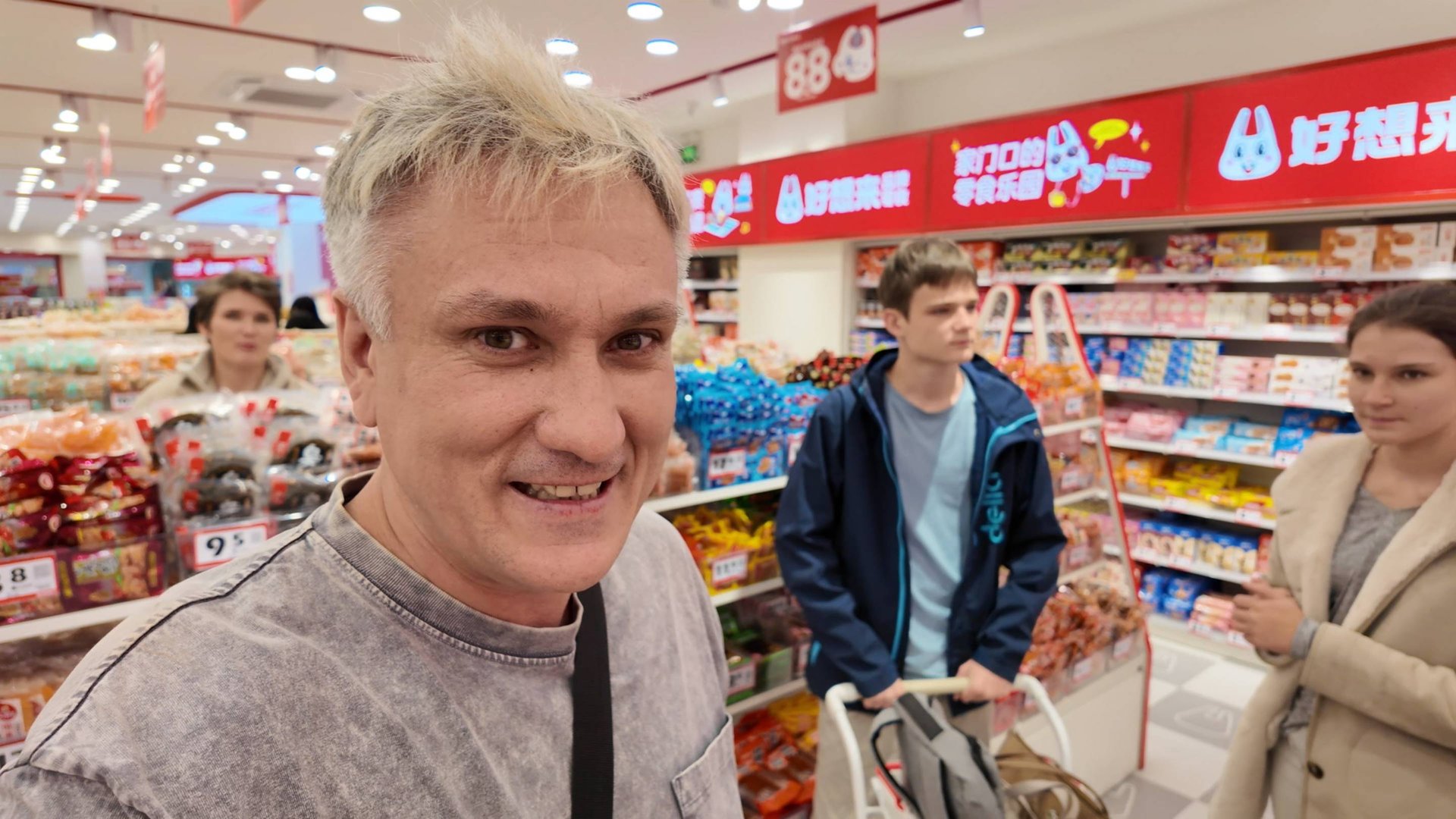 Китайские снеки. Целая телега вредной вкуснятины