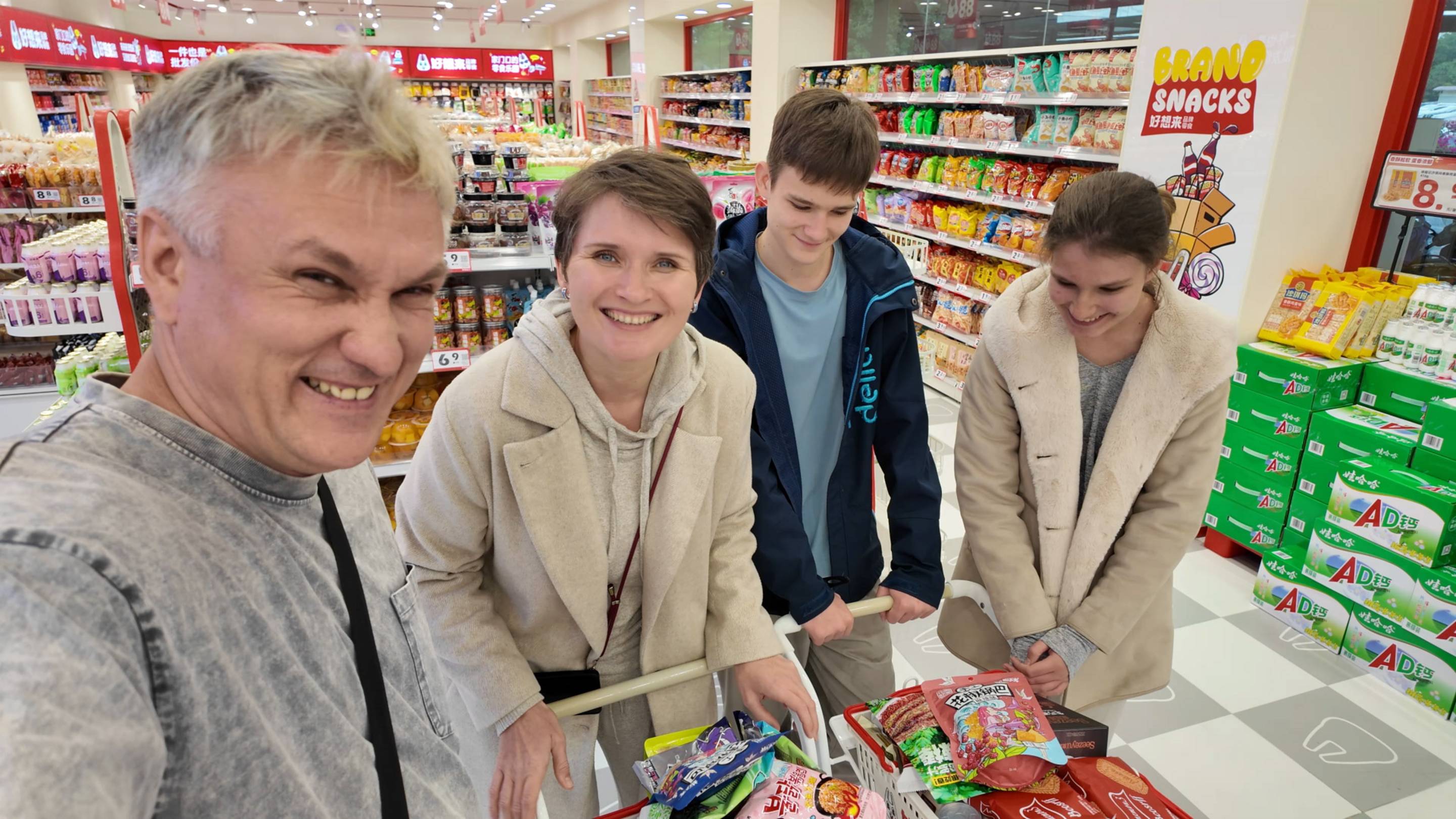 Магазин снеков в Китае. Мясные конфеты и вегетарианские кишки