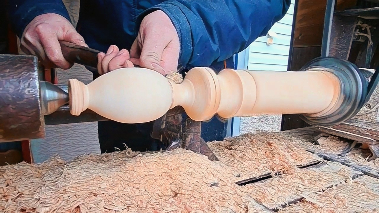 Из старой деревяшки в красивое яйцо фаберже. Заготовка из дерева на токарном станке.