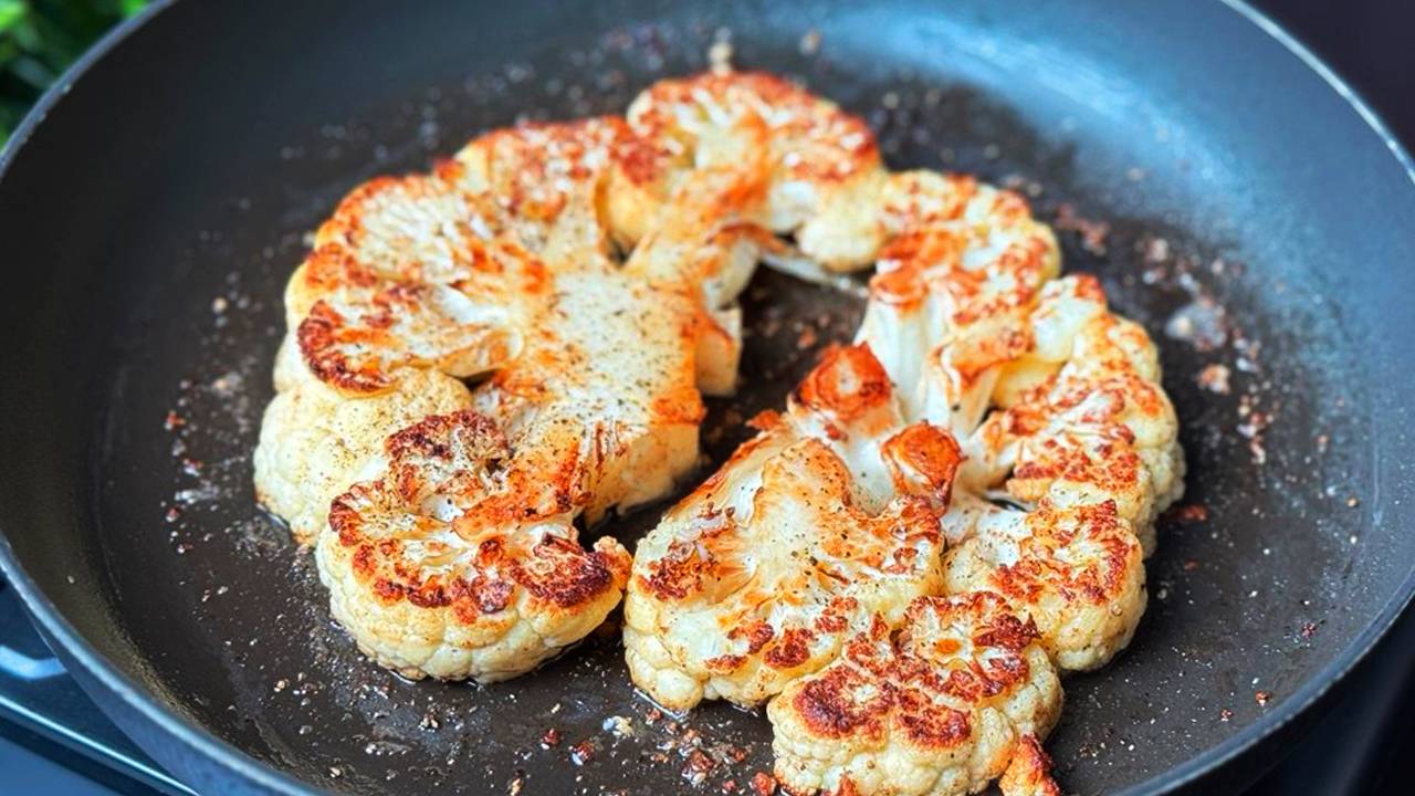 Куриное филе на стейке из цветной капусты – Уникальное блюдо для запекания с грибами и сыром