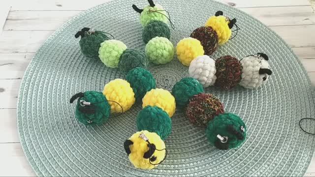 Свяжем вместе брелок гусеницу из плюшевой пряжи, в которой на 100 грамм 120 метров.