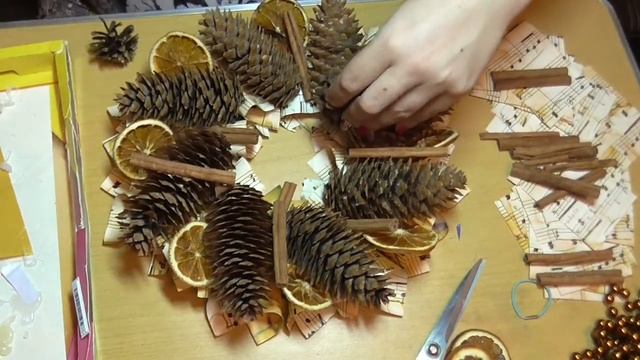 Рождественский венок из шишек своими руками. Мастер-класс. Christmas wreath of pine cones