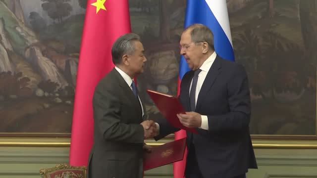 Церемония подписания совместных документов по итогам переговоров С.Лаврова и Ван И