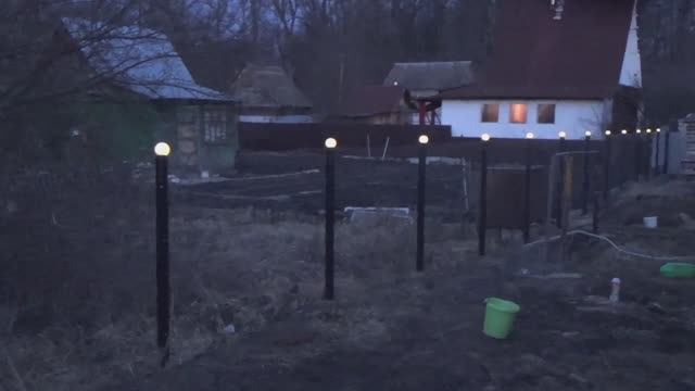Бюджетный забор изгородь из сварной сетки с фонариками.