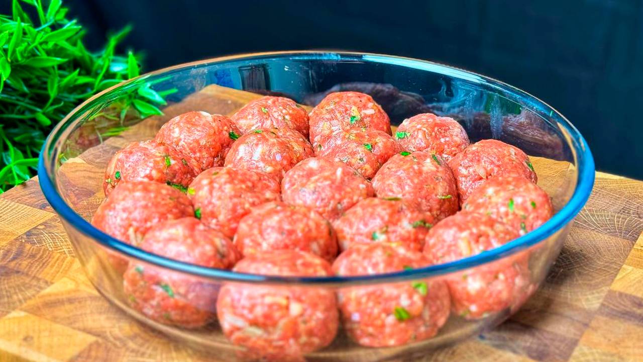 Фрикадельки, запеченные в духовке, в сливочном соусе с жареным картофелем и грибами