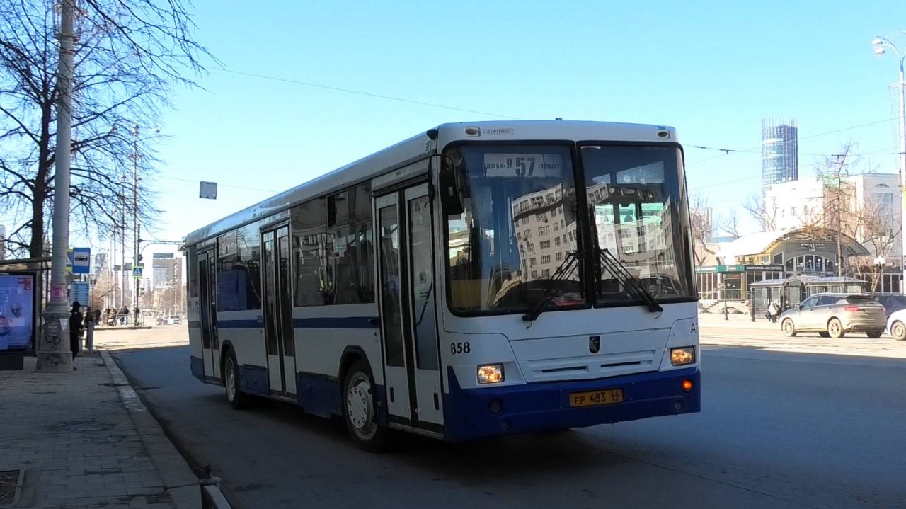 Автобус НефАЗ-5299-20-32 борт. №858 маршрут №57 на остановке "Площадь Труда"
