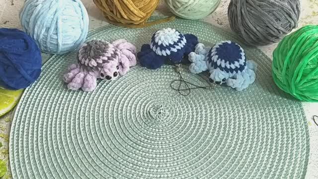 Паучок брелок плюшевый. Мастер класс. Паучок в полоску. Вязаная игрушка крючком