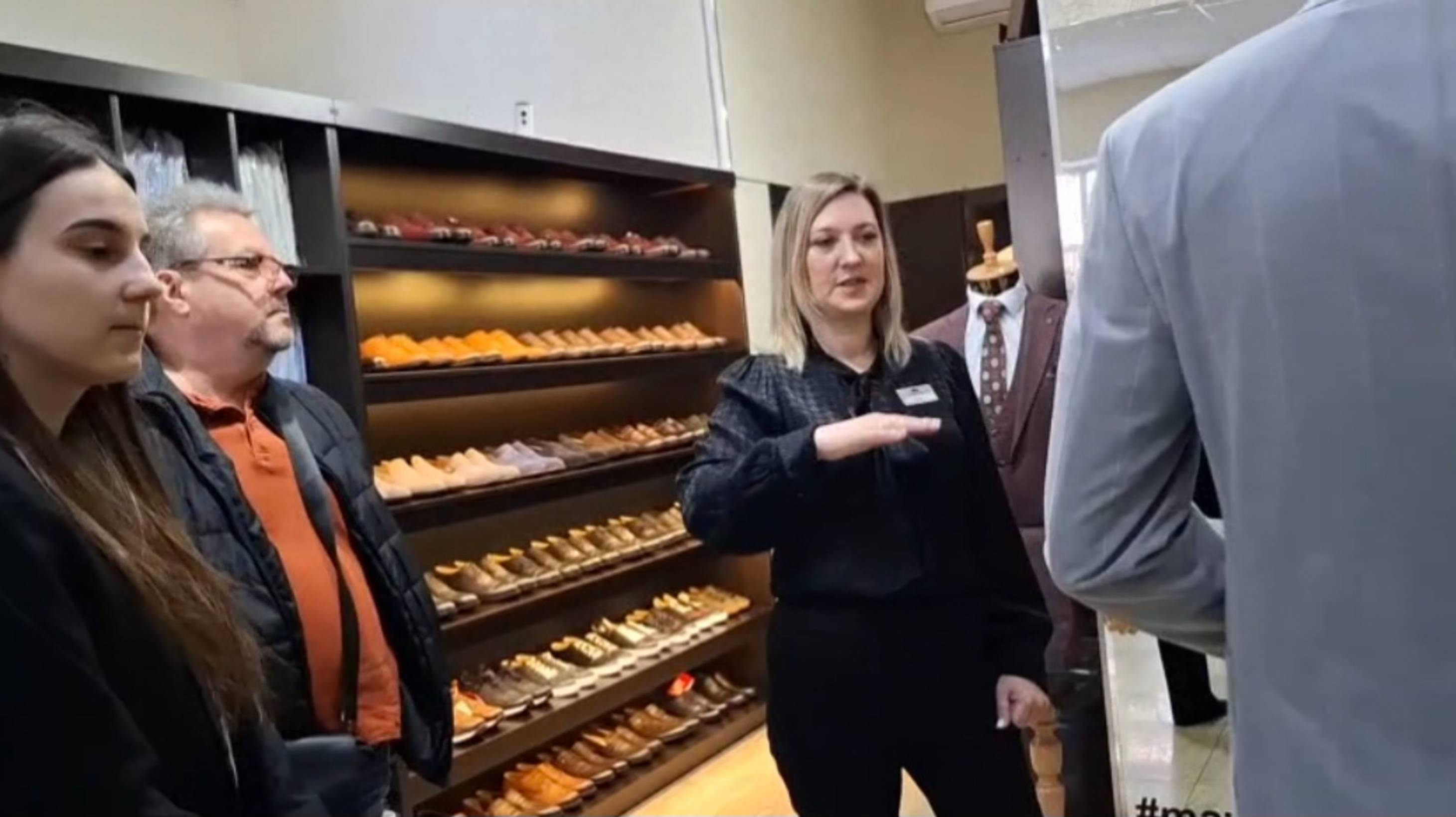 Переехали из города в станицу. Возвращаемся в город.Вся семья вместе.В поисках костюма для жениха.