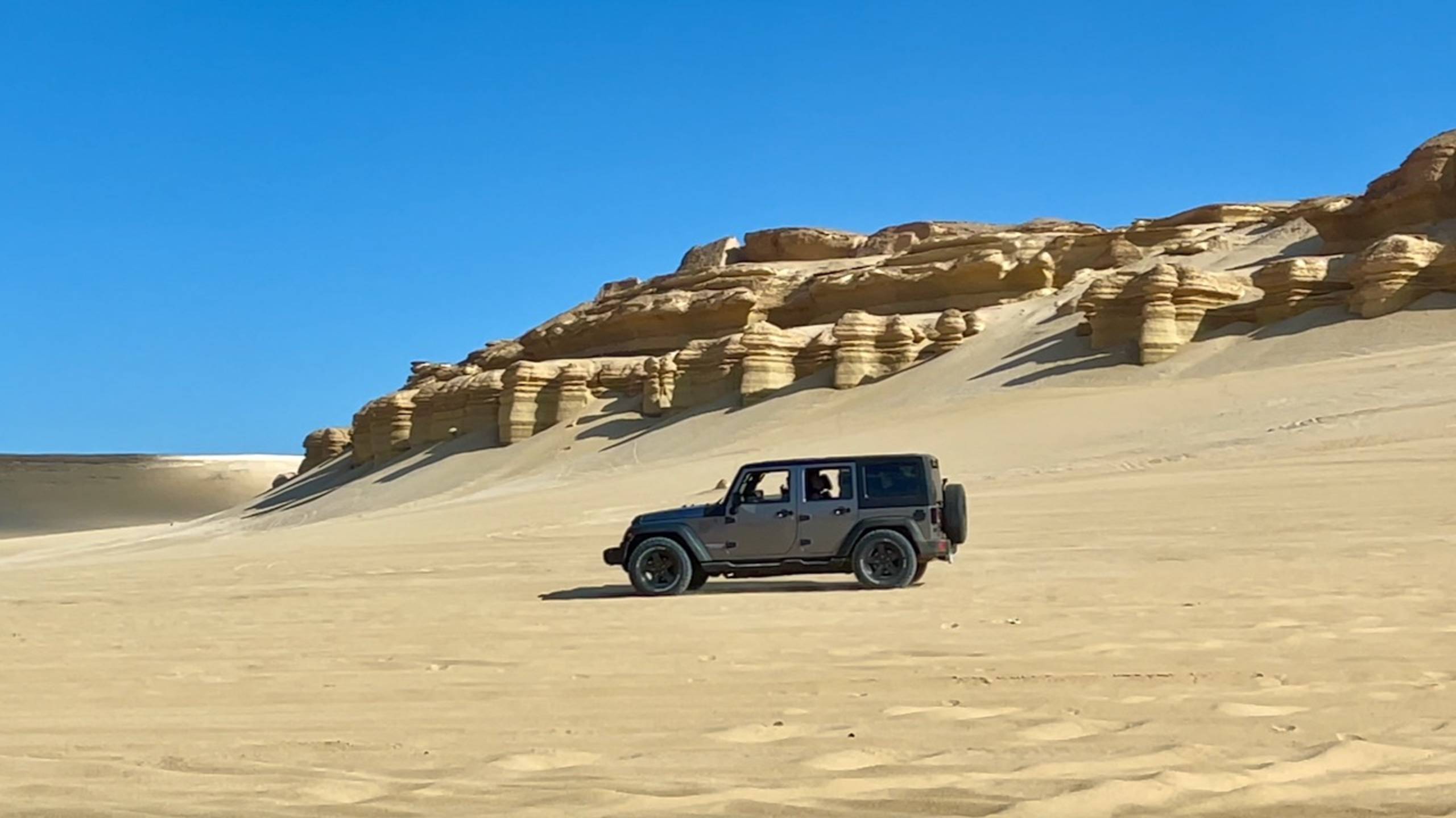 Мчим по пустыне Сахара в Египте в Долину китов