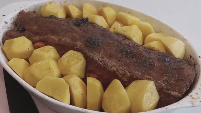 Буженина запеченная с картофелем