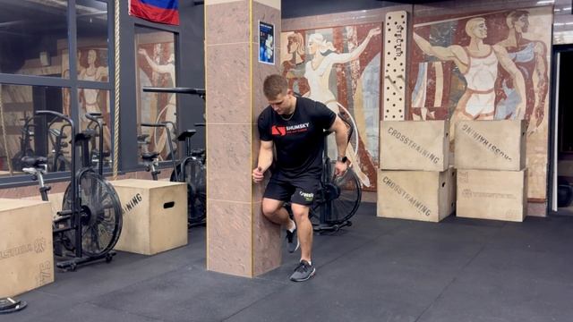 Изометрическое отведение бедра стоя у стены
