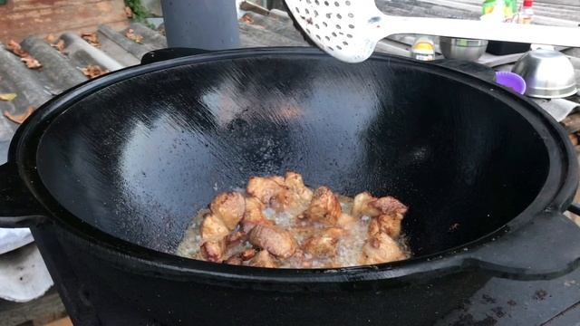 Картошка со свининой , в казане, на костре.