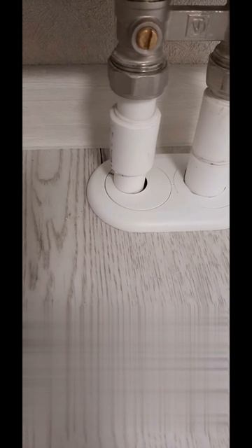 Как красиво закрыть зазоры вокруг труб отопления. Ремонт. Калининград.